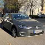 Der graue VW ist durch eine Aufschrift an den Seiten als Dienstwagen der Stadt Kamen zu erkennen.