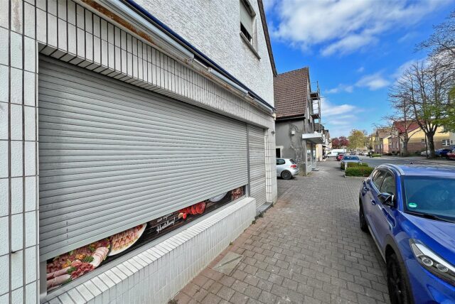 Das Rollo ist am Gebäude der einstigen Fleischerei Jörrihsen an der Rünther Straße in Bergkamen heruntergelassen.