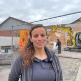 Nisrine Boulakhrif zeigt die Umbaupläne vor Ort.