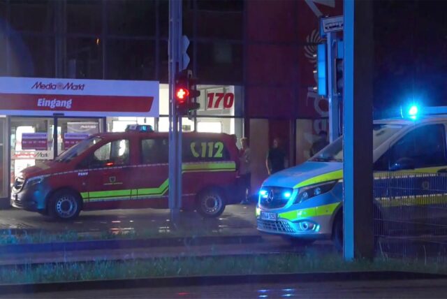 Ein Feuerwehr- und ein Polizeiwagen stehen an dem Unfallort, an dem ein Autofahrer am 29. Juni 2024 mit seinem BMW zwei Kinder erfasst hatte.