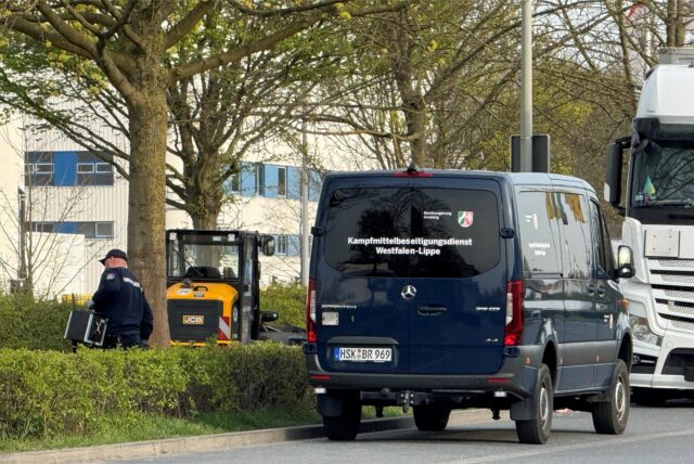 Ein Spezialist des Kampfmittelräumdienstes sichtet den Fundort an der Gießerstraße in Unna.