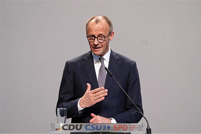 Friedrich Merz, Unions-Kanzlerkandidat und CDU-Bundesvorsitzender, spricht bei einer Pressekonferenz der Parteivorsitzenden von Union und SPD zur Vorstellung des Koalitionsvertrages im Paul-Löbe-Haus.
