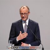 Friedrich Merz, Unions-Kanzlerkandidat und CDU-Bundesvorsitzender, spricht bei einer Pressekonferenz der Parteivorsitzenden von Union und SPD zur Vorstellung des Koalitionsvertrages im Paul-Löbe-Haus.
