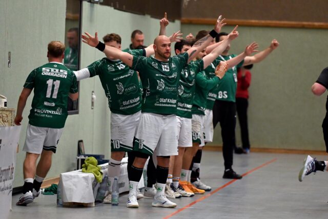 Hoch die Hände – Wochenende: Mit einem 24:22-Sieg setzte sich der SuS Oberaden am Freitagabend gegen den HC TuRa Bergkamen durch.