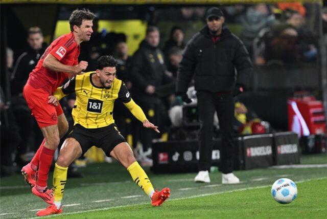 Ramy Bensebaini im Zweikampf.
