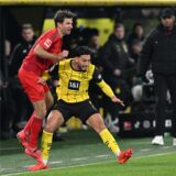 Ramy Bensebaini im Zweikampf.