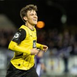 Julian Hettwer bejubelt ein Tor und lächelt.