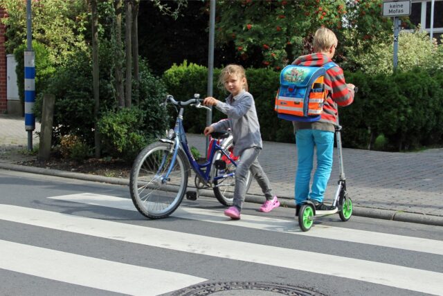 Kinder auf dem Zebrastreifen