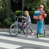 Kinder auf dem Zebrastreifen