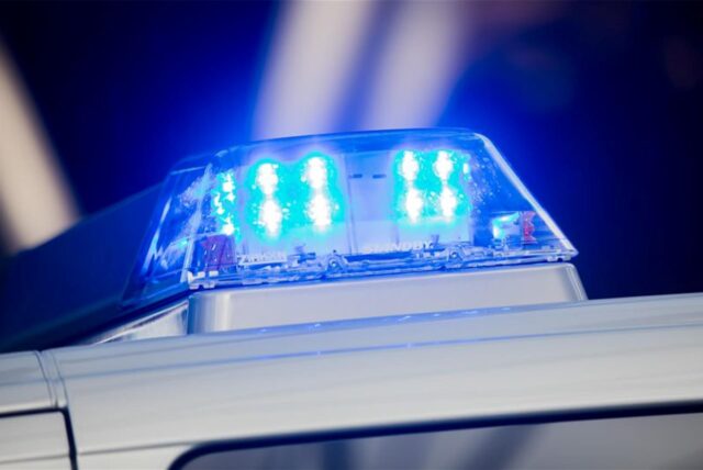 Ein Blaulicht leuchtet auf dem Streifenwagen der Polizei. In Oberhausen wurde eine Frau (32) tot in ihrer Wohnung aufgefunden.