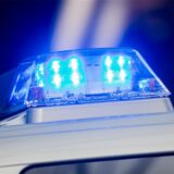 Ein Blaulicht leuchtet auf dem Streifenwagen der Polizei. In Oberhausen wurde eine Frau (32) tot in ihrer Wohnung aufgefunden.