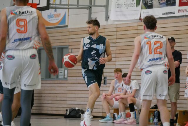 Die Basketballer der LippeBaskets Werne bedanken sich klatschend bei ihren mit nach Hagen gereisten Fans.
