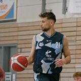 Die Basketballer der LippeBaskets Werne bedanken sich klatschend bei ihren mit nach Hagen gereisten Fans.