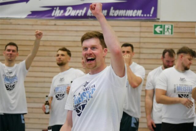 Ein Spieler der LippeBaskets Werne regt die Faust jubelnd nach oben.