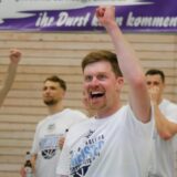 Ein Spieler der LippeBaskets Werne regt die Faust jubelnd nach oben.