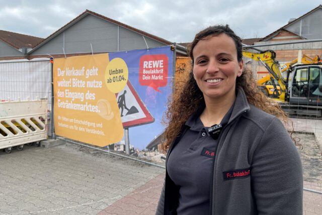 Rewe-Chefin Nisrine Boulakhrif zeigt auf der Baustelle, was so in ihrem Laden passiert.