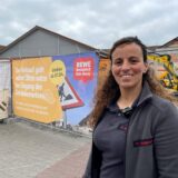 Rewe-Chefin Nisrine Boulakhrif zeigt auf der Baustelle, was so in ihrem Laden passiert.