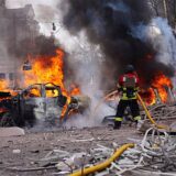 Auf diesem vom ukrainischen Katastrophenschutz zur Verfügung gestellten Foto löschen Feuerwehrleute das Feuer nach dem russischen Raketenangriff, bei dem mehrere Zivilisten getötet wurden.
