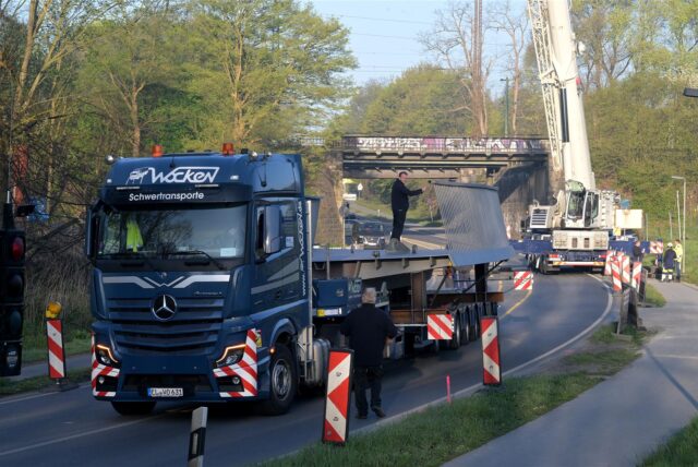 LKW mit Brückenteil