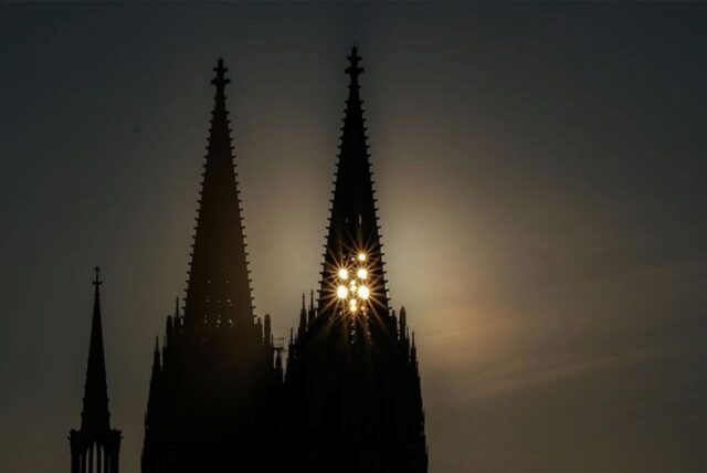 Die Sonne scheint am Abend durch den Nordturm am Dom. Zu nächtlicher Stunde hat die Kölner Polizei am Wochenende im Dom-Treppenhaus fünf junge Franzosen und eine Belgierin auf einer heimlichen Klettertour gestoppt.