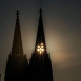 Die Sonne scheint am Abend durch den Nordturm am Dom. Zu nächtlicher Stunde hat die Kölner Polizei am Wochenende im Dom-Treppenhaus fünf junge Franzosen und eine Belgierin auf einer heimlichen Klettertour gestoppt.