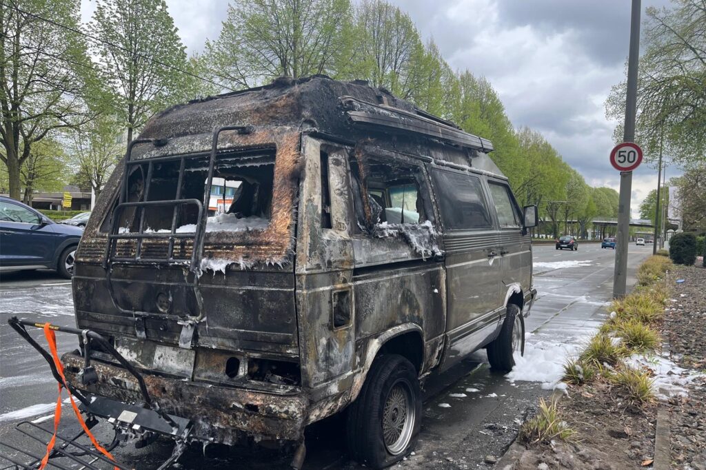 Ein ausgebrannter VW Bulli auf der B1 in Dortmund.