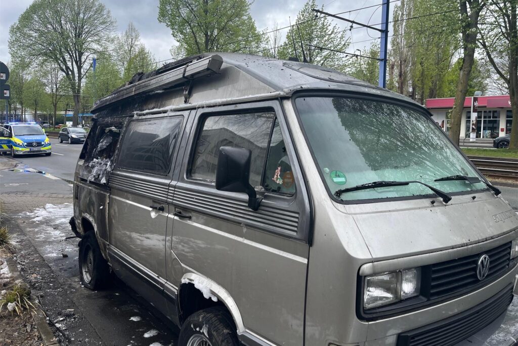 Ein ausgebrannter VW Bulli nach einem Unglück auf der B1 in Dortmund.