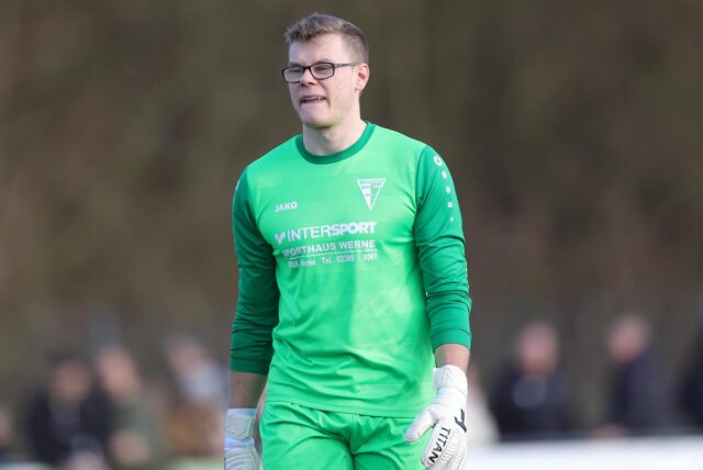 Henrik Pollak, Torwart vom Werner SC, blickt verärgert.