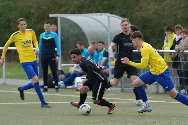 Alessandro Paschedag (M.) und der SSV Mühlhausen kassierten gegen den SV Herbern eine 0:5-Niederlage.