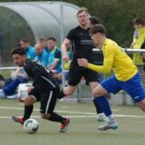 Alessandro Paschedag (M.) und der SSV Mühlhausen kassierten gegen den SV Herbern eine 0:5-Niederlage.