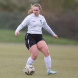 Lea Kindler führt den Ball.
