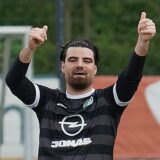 Daumen hoch von Dominik Lepinski für Lennox Oruku (SGM in Schwarz) nach seinem Treffer zum 5:0.