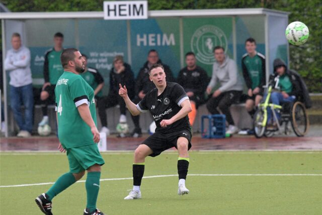Robin Schmitt schießt
