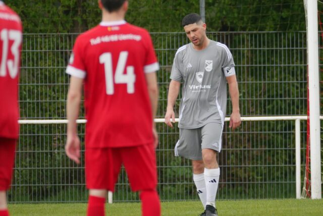Enes Akyüz, Kapitän von Eintracht Werne, schaut niedergeschlagen auf den Rasen.
