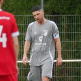Enes Akyüz, Kapitän von Eintracht Werne, schaut niedergeschlagen auf den Rasen.