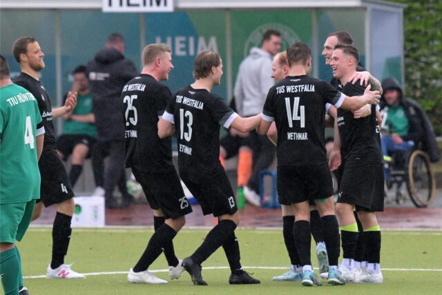 Die Spieler von Westfalia Wethmar jubeln.