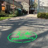 Neongrünes Piktogramm: „Fair zusammen“