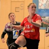 Anna Schmidt wirft einen Ball.
