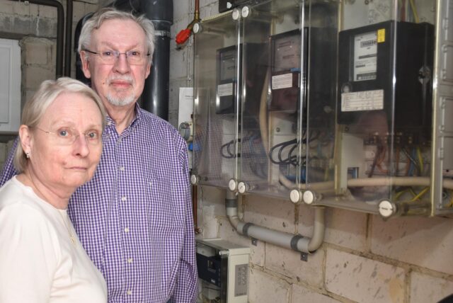 Annette und Herbert Rohkämper stehen im Keller vor den Stromzählern. Wegen eines Zählers haben sie seit Monaten Ärger mit der DEW21, weil sich ihr Mieter bereits vor seinem Auszug abgemeldet hatte.