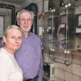 Annette und Herbert Rohkämper stehen im Keller vor den Stromzählern. Wegen eines Zählers haben sie seit Monaten Ärger mit der DEW21, weil sich ihr Mieter bereits vor seinem Auszug abgemeldet hatte.