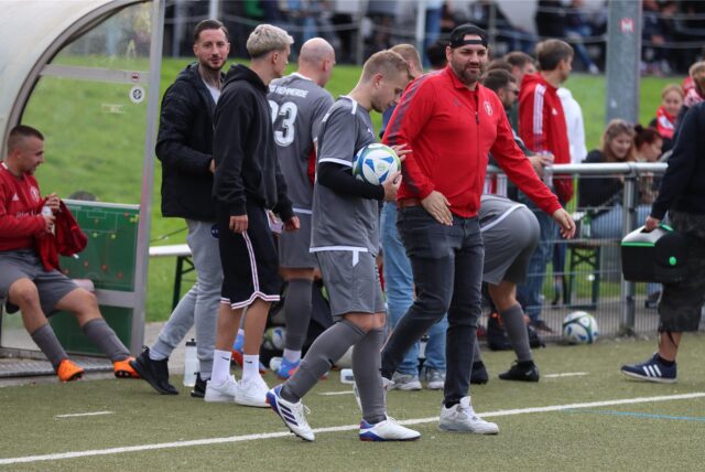 Tim Sölter (in rot) ist neuer 2. Vorsitzender beim TuS Hemmerde.