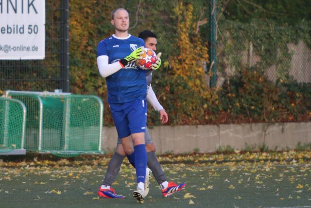 Hendrik Hamelmann vom PSV Bork hält einen Ball in der Hand.