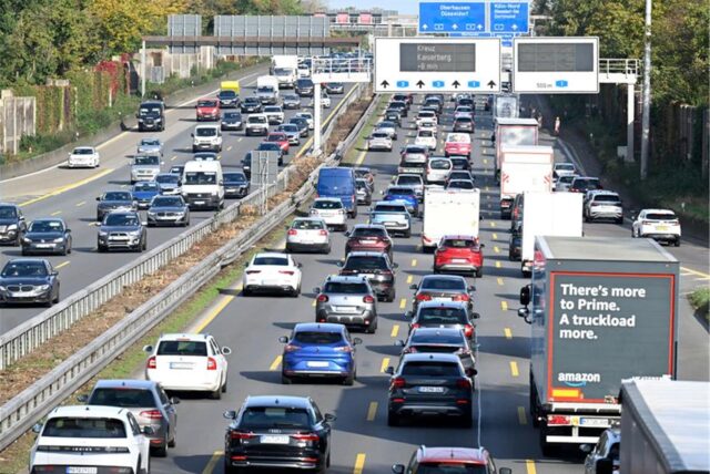 Fahrzeuge stauen sich am Leverkusener Kreuz.