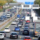 Fahrzeuge stauen sich am Leverkusener Kreuz.