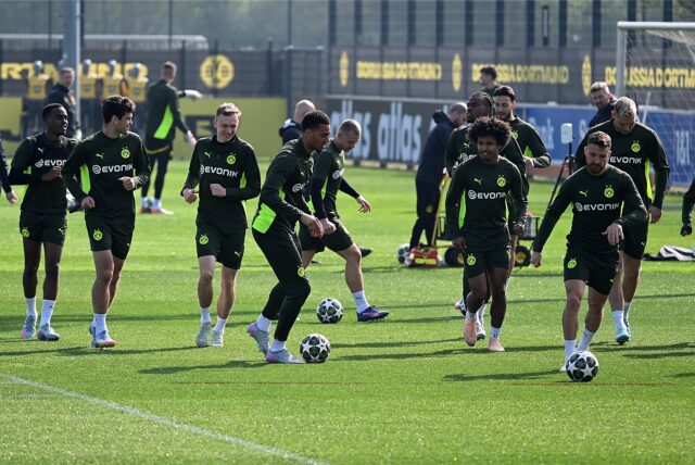 Die BVB-Spieler laufen über den Platz.