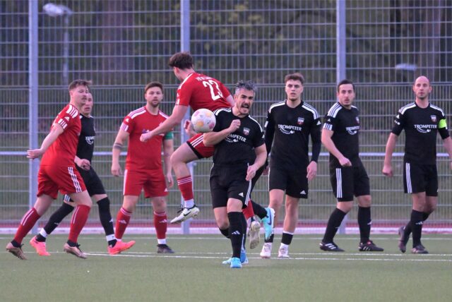 Fatih Gülec (m.) blockt einen Schuss.