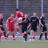 Fatih Gülec (m.) blockt einen Schuss.