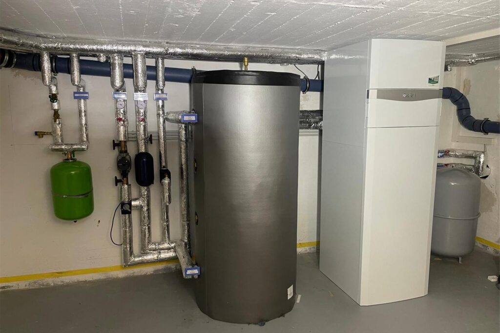 Ein Pufferspeicher (l.) für Heizung und uniTOWER (r.) als platzsparendes System zur Erzeugung von Wohnwärme und Warmwasser. Ein Pufferspeicher (l.) für Heizung und uniTOWER (r.) als platzsparendes System zur Erzeugung von Wohnwärme und Warmwasser.