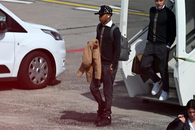 Lamine Yamal steigt aus einem Flugzeug.