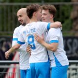 Spieler von BW Alstedde umarmen sich.